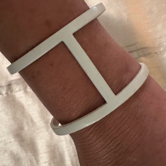⭐️VINCE CAMUTO⭐️RARE MOD WHITE CUFF BRACELET - Picture 3 of 8